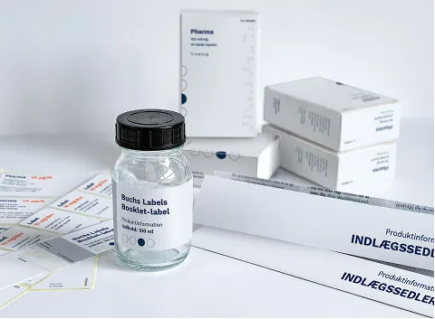 Booklet-label på en medicinflaske, foldeæsker og indlægssedler fra Buchs Labels